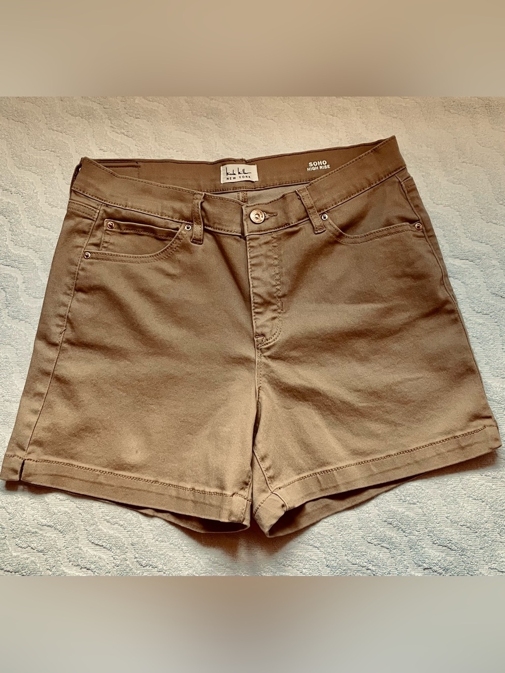 “Nicole Miller” Tan/Brown/Khaki Shorts. Size: 8  EUC